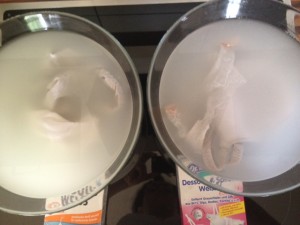 Dessous in die jeweilige Lösung getaucht